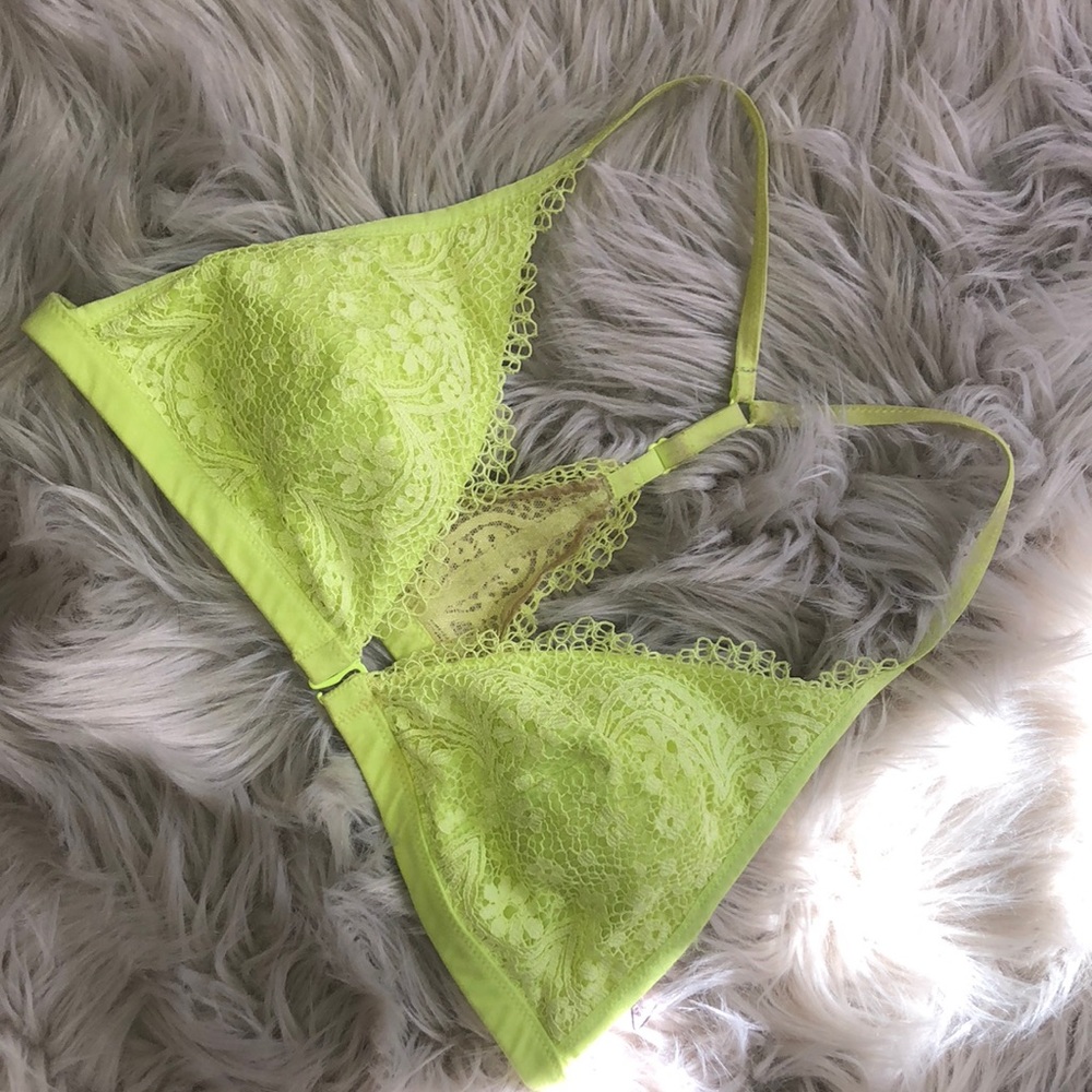 PINK VICTORIAS SECRET LACEY BRALETTE